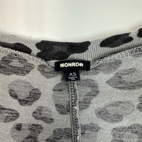 MONROW Black Gray Leopard Animal Print Relaxed V-Neck Tee Size X-Small - Picture 4 of 7